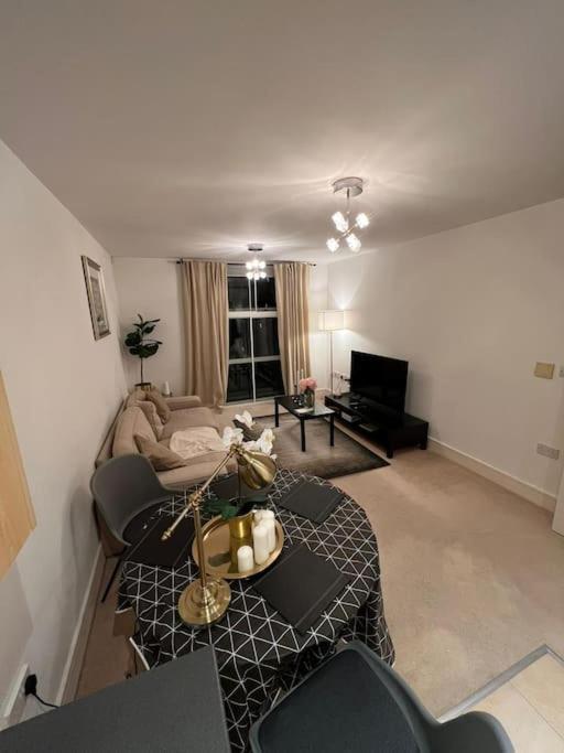 Apartment One Double Bedroom On Chelsea Bridge! *