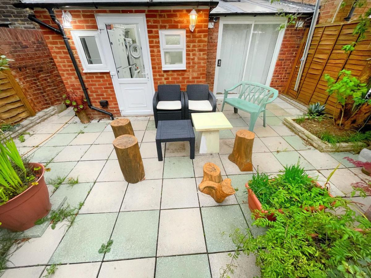 Luxurious House Near Excel- Air Conditioning, 9 Beds, 2 Baths, Garden, Fast Wifi Pensionat London