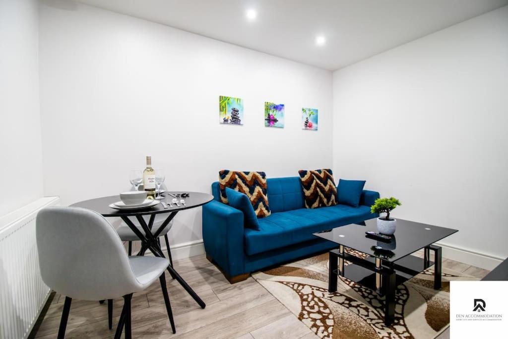 Weekly & Monthly - Beautiful 2 Bed House With Free Parking - Relocation, Business & Group - 5 Guests - By Den Short Lets & Serviced Accommodation, Woolwich Lejlighed