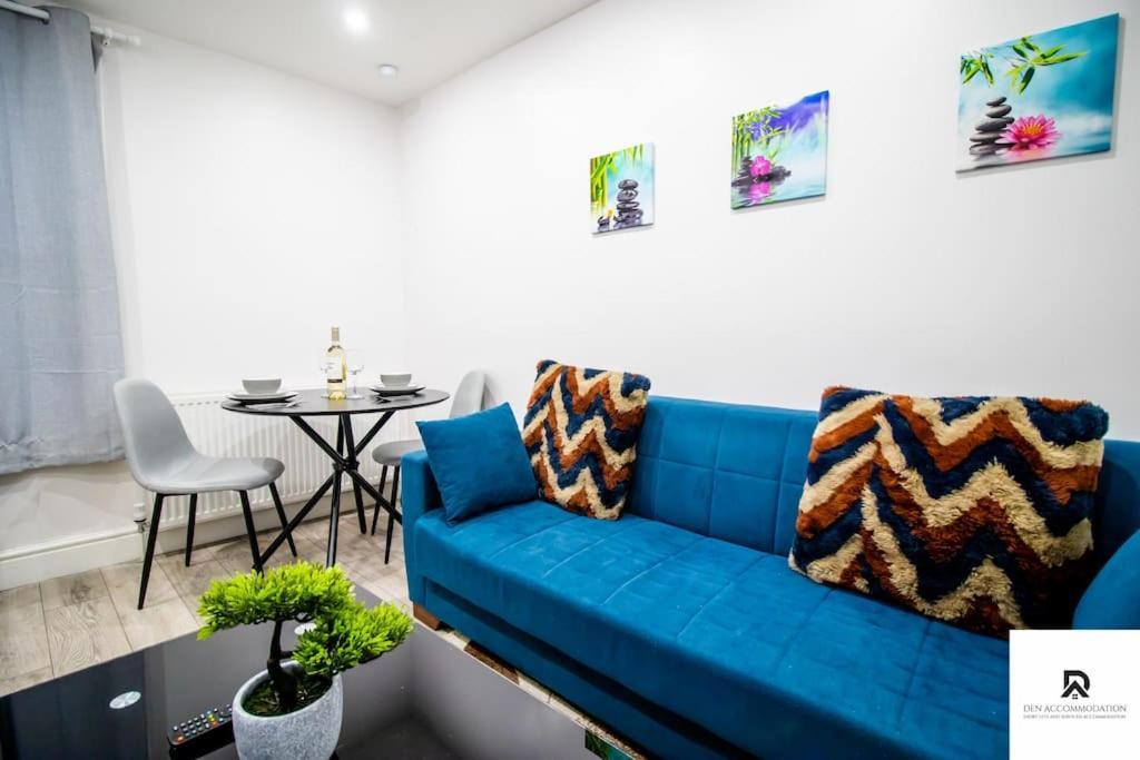 Apartment Den Accommodation: Extended House With Parking In Woolwich *