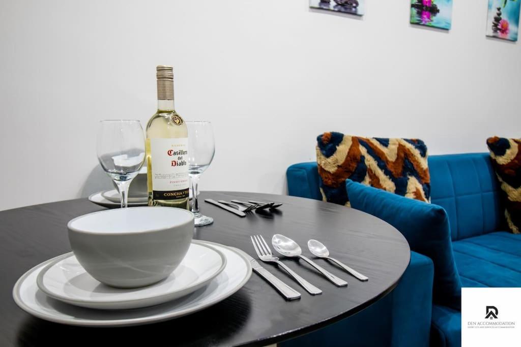 Den Accommodation: Extended House With Parking In Woolwich London