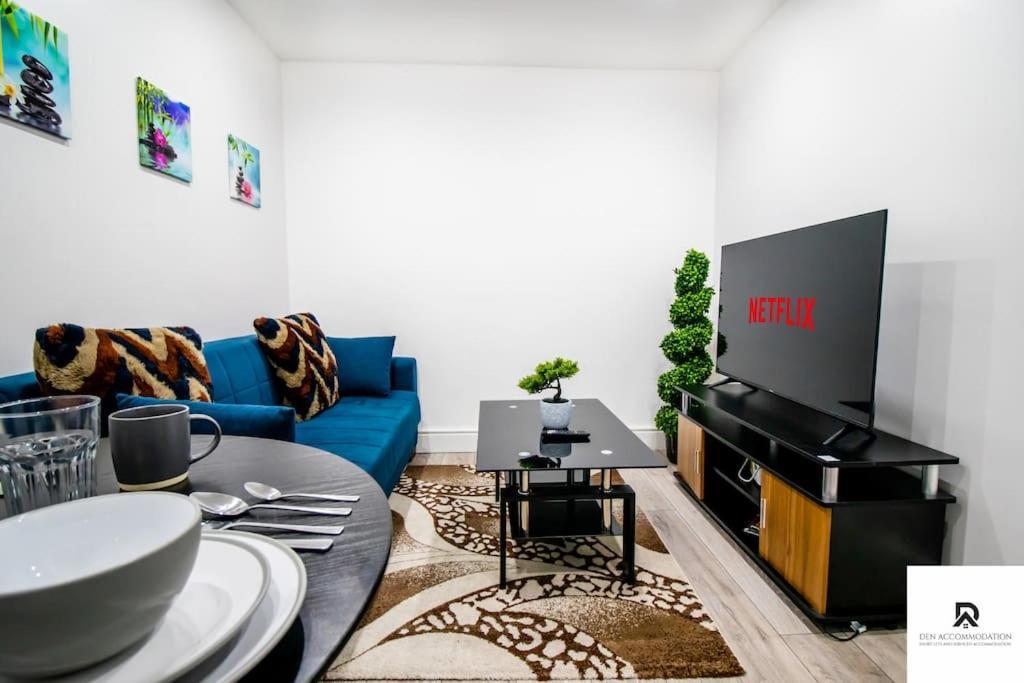 Weekly & Monthly - Beautiful 2 Bed House With Free Parking - Relocation, Business & Group - 5 Guests - By Den Short Lets & Serviced Accommodation, Woolwich London