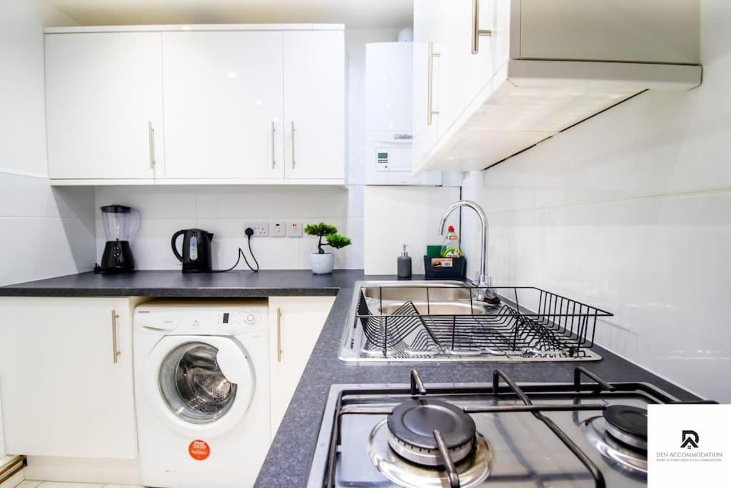 Weekly & Monthly - Beautiful 2 Bed House With Free Parking - Relocation, Business & Group - 5 Guests - By Den Short Lets & Serviced Accommodation, Woolwich * London