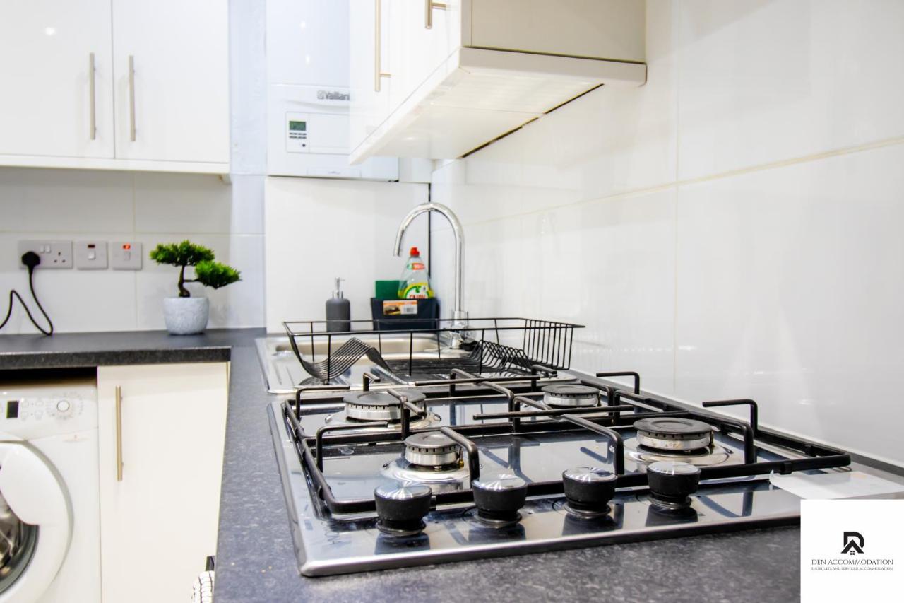 Lejlighed Weekly & Monthly - Beautiful 2 Bed House With Free Parking - Relocation, Business & Group - 5 Guests - By Den Short Lets & Serviced Accommodation, Woolwich