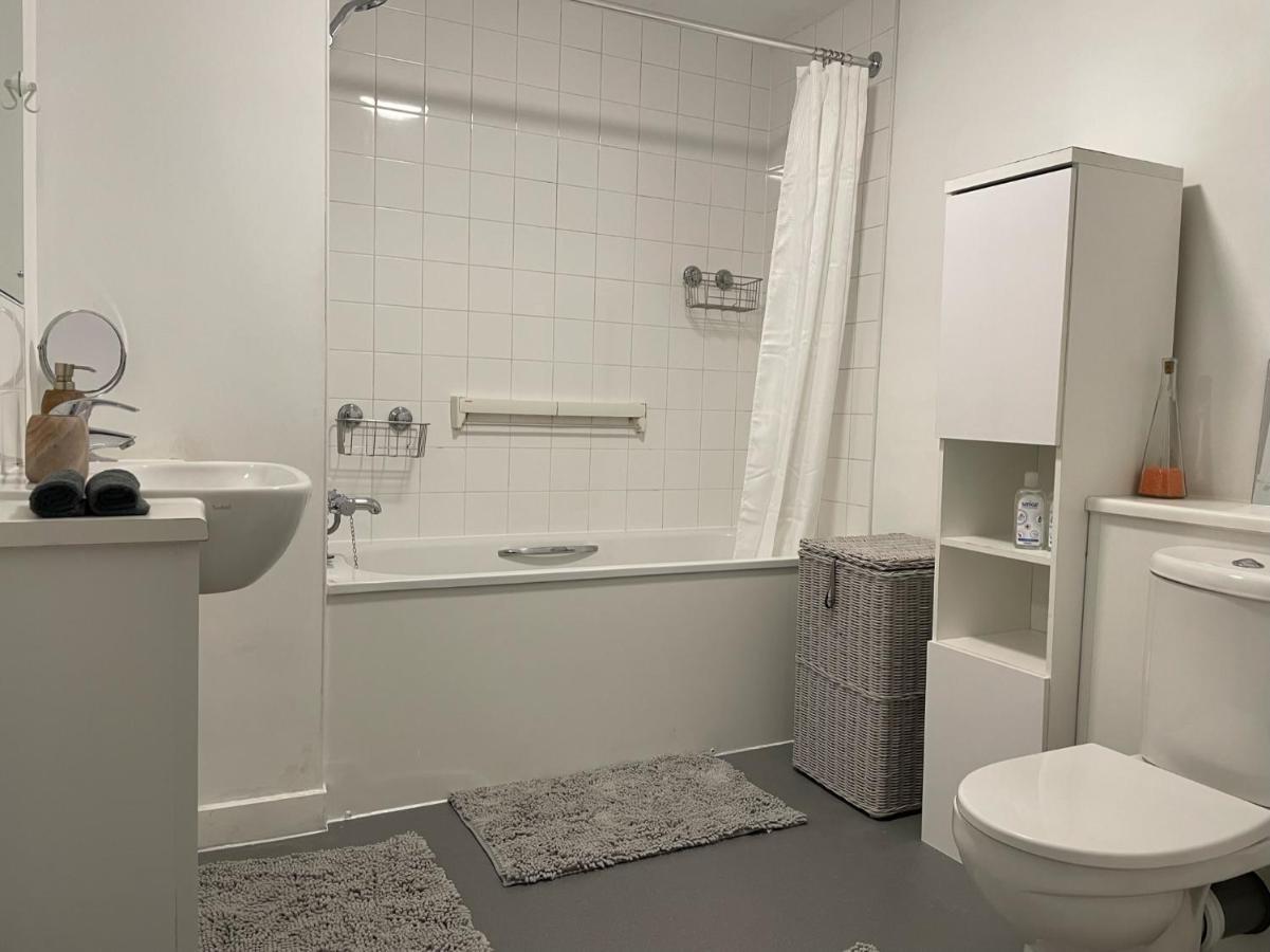 Spacious Flat In Manor House, Lägenhet *