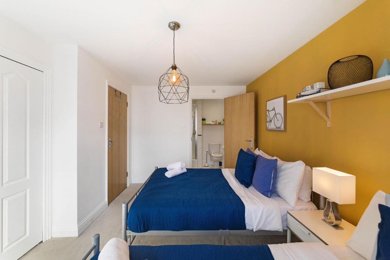 Hidden Treasure 3 Bedroom Flat *