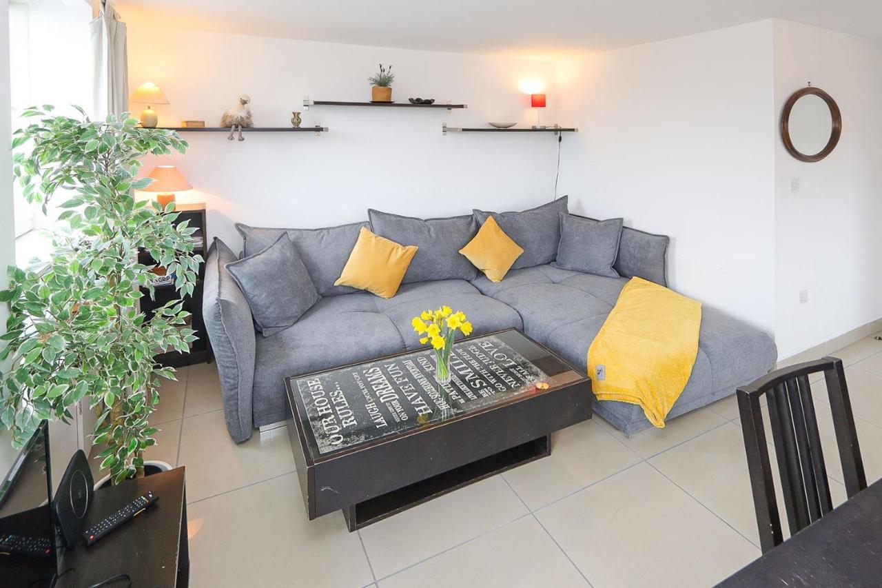 2-bed 2-bath Flat Around The Corner From Portobello Market Londra