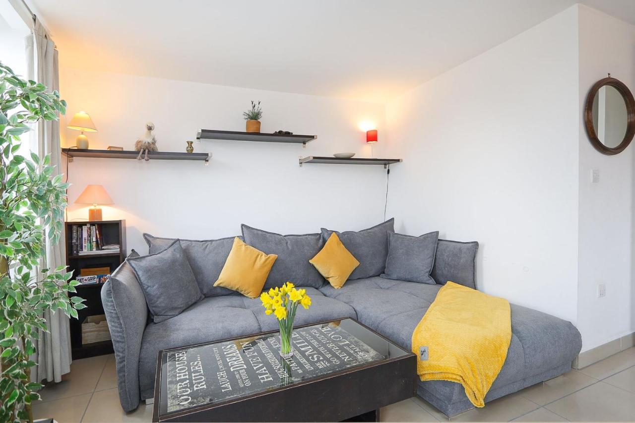 2-bed 2-bath Flat Around The Corner From Portobello Market Londra