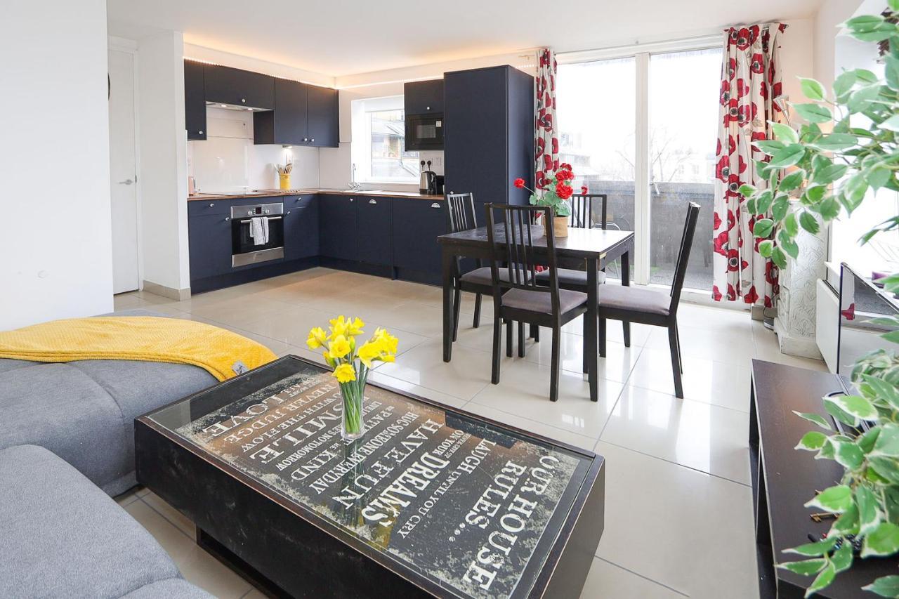 2-bed 2-bath Flat Around The Corner From Portobello Market Londra