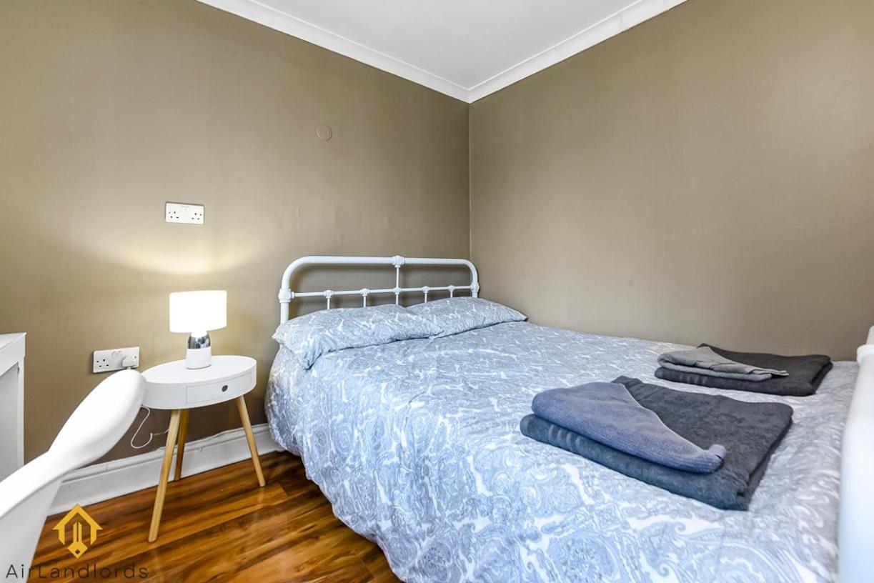 Charming River View 3 Bedroom In The Heart Of * Londen