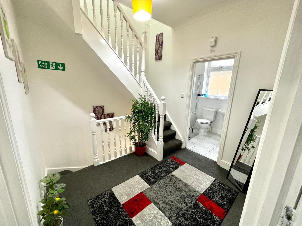 Vakantiehuis 4 Bedrooms House, 3 Bathrooms , Separate Reception, Full Kitchen, Garden, Parking