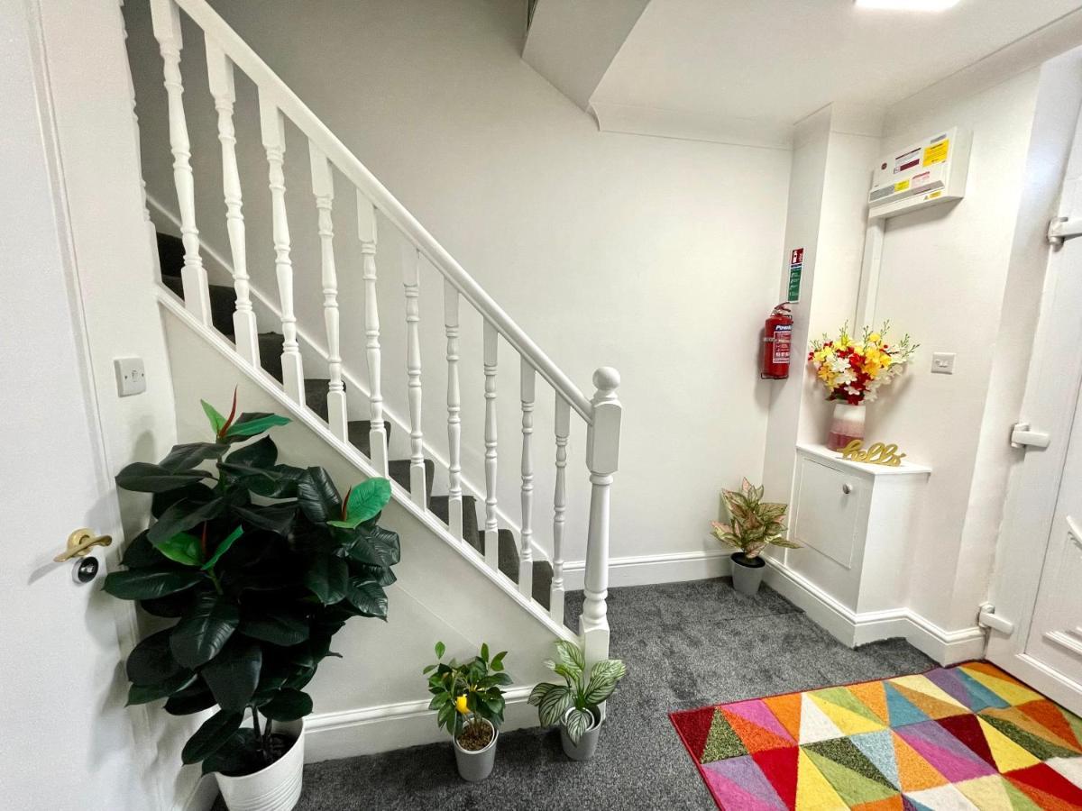 4 Bedrooms House, 3 Bathrooms , Separate Reception, Full Kitchen, Garden, Parking Londen