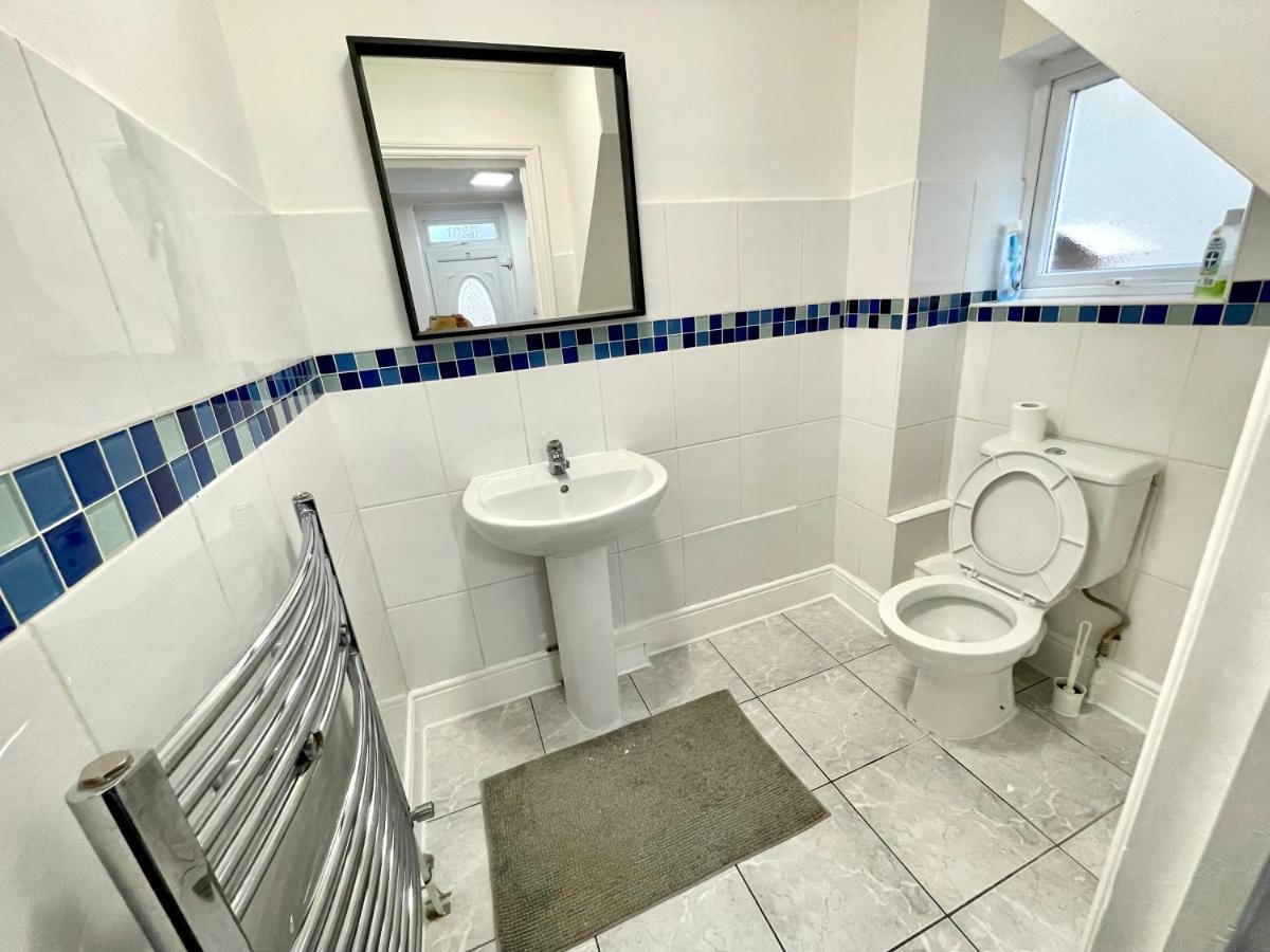 4 Bedrooms House, 3 Bathrooms , Separate Reception, Full Kitchen, Garden, Parking Londen