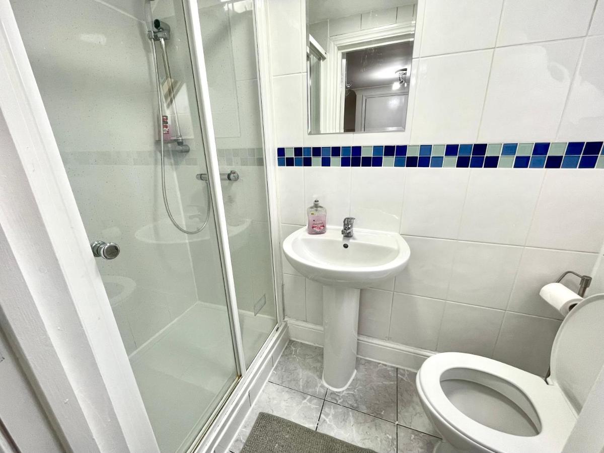 Vakantiehuis 4 Bedrooms House, 3 Bathrooms , Separate Reception, Full Kitchen, Garden, Parking