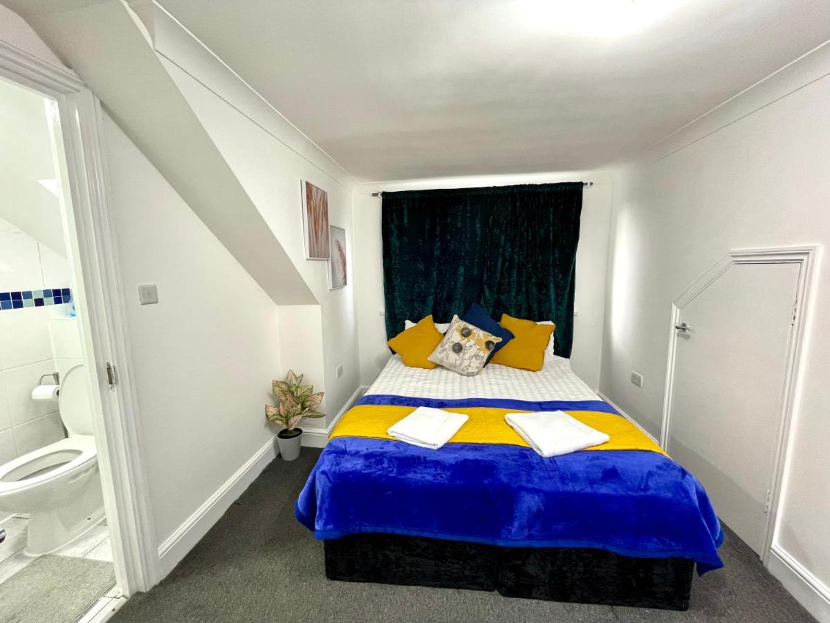 4 Bedrooms House, 3 Bathrooms , Separate Reception, Full Kitchen, Garden, Parking * Londen
