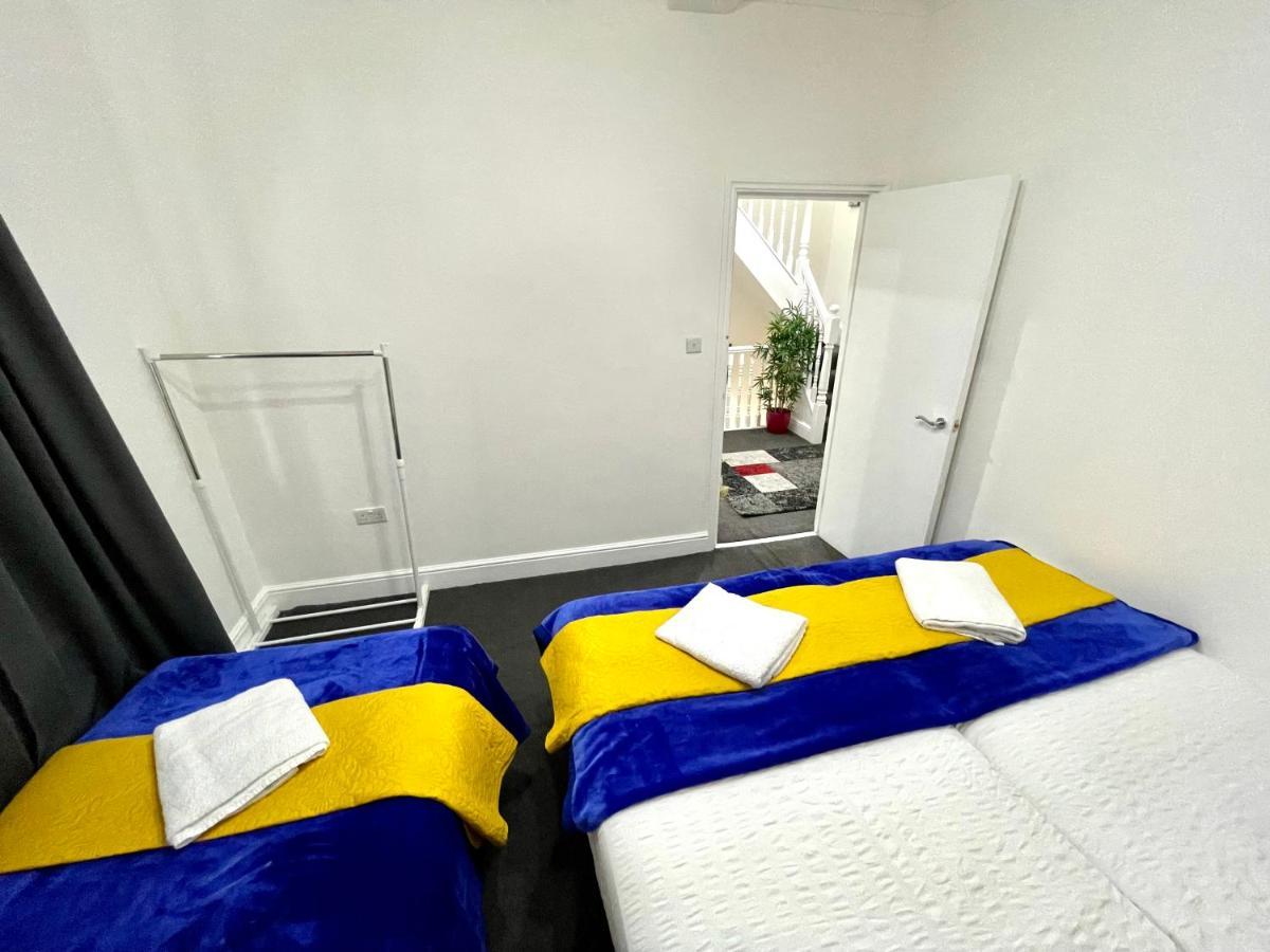 4 Bedrooms House, 3 Bathrooms , Separate Reception, Full Kitchen, Garden, Parking Vakantiehuis