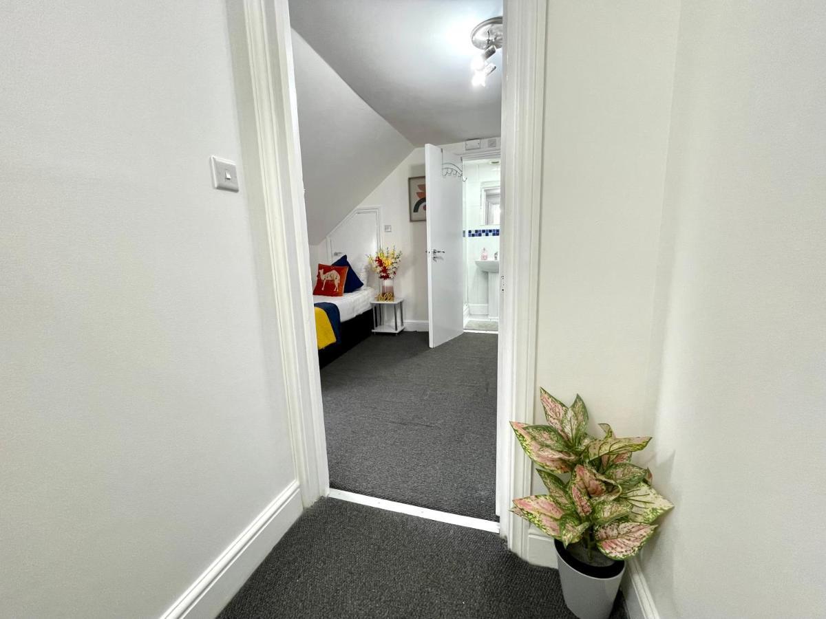 Vakantiehuis 4 Bedrooms House, 3 Bathrooms , Separate Reception, Full Kitchen, Garden, Parking *