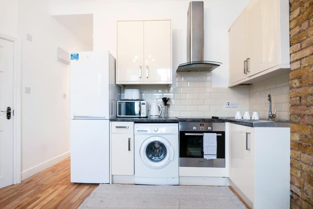 Flat In South West 1 Min To The Station Leilighet London