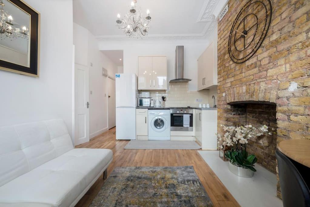 Flat In South West 1 Min To The Station Leilighet *