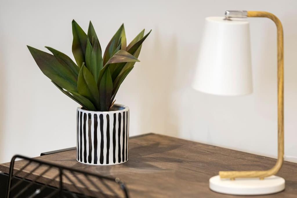 Cozy Nook: Stylish Studio, Walk To Park & Shop Leilighet *