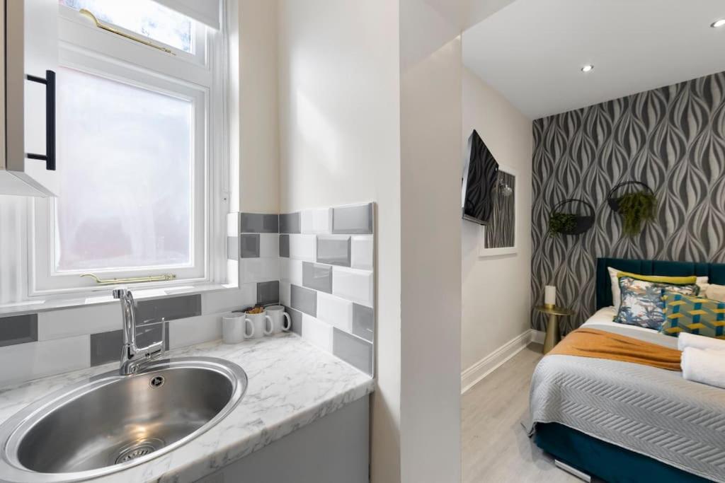 Cozy Nook: Stylish Studio, Walk To Park & Shop Leilighet *