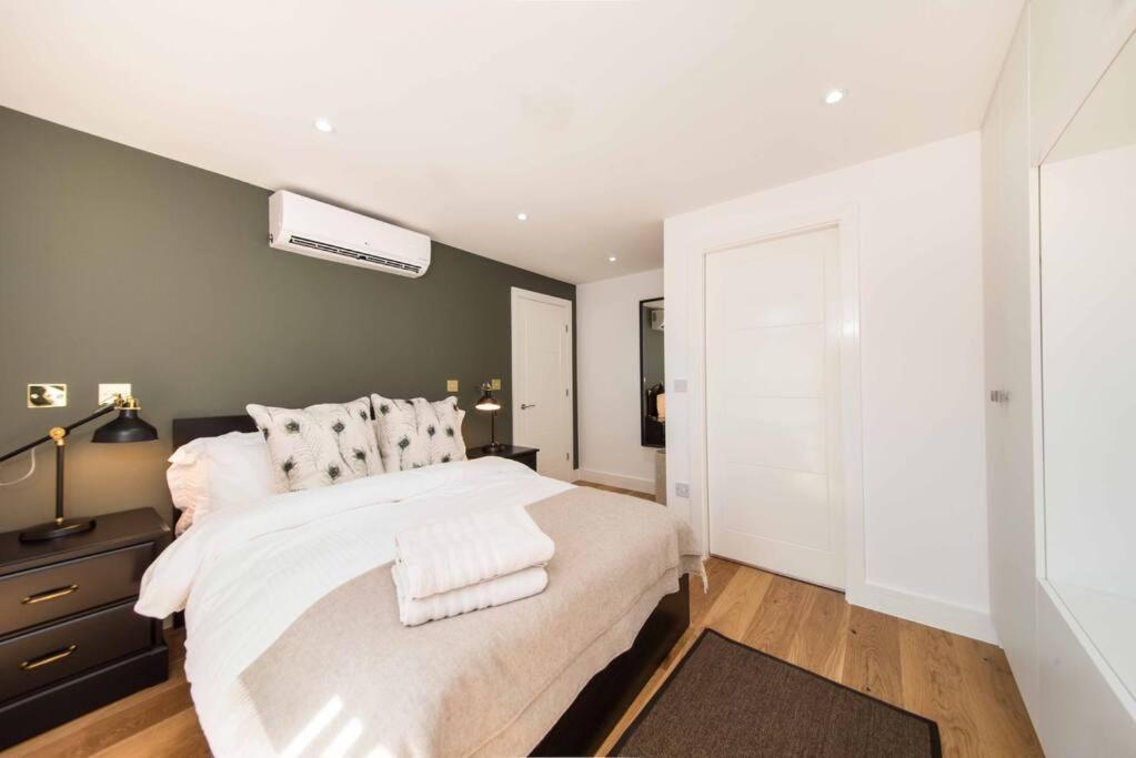 7 Borough - Spacious 2-bed, 2-bath In Prime Location Lägenhet London