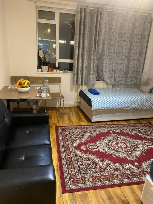 Ground Floor One Bedroom Bayswater Central * Londen