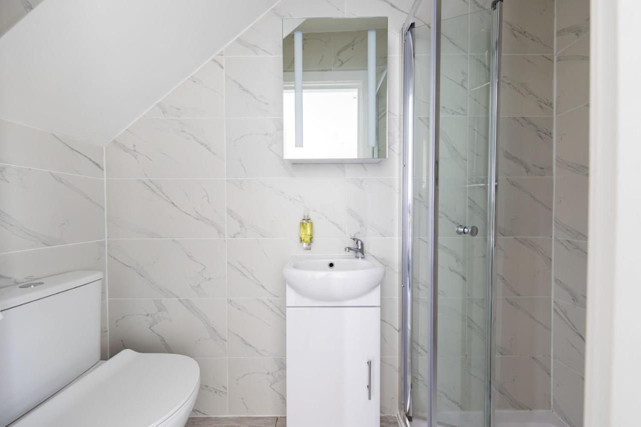 Apartment Double Ensuite Sleeps 2 Long Term Welcome With Garden View