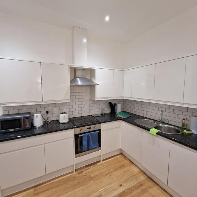 Modern Two Bedroom Ground Floor * London