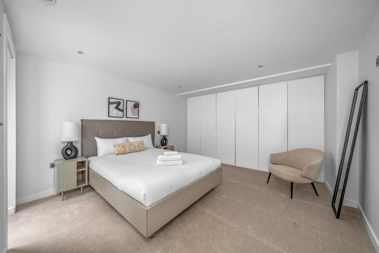 Joivy Stylish 3 Bed, 3 Bath House With Private Courtyard In Chelsea London