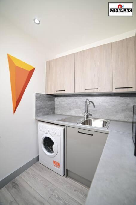 Apartment Double Bed Studio Flat With Netflix Flat B Unit C2 Wifi Disney By Cineplex Short Lets Serviced *