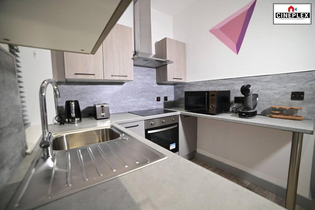 Double Bed Studio Flat With Netflix Flat B Unit C2 Wifi Disney By Cineplex Short Lets Serviced *