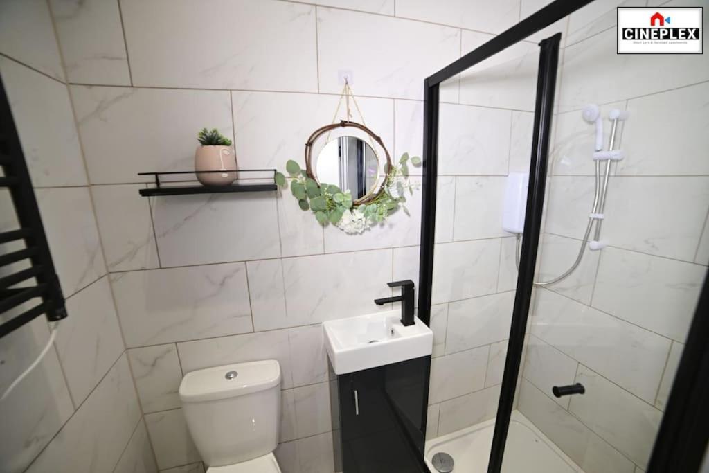 Appartamento Double Bed Studio Flat With Netflix Flat B Unit C2 Wifi Disney By Cineplex Short Lets Serviced