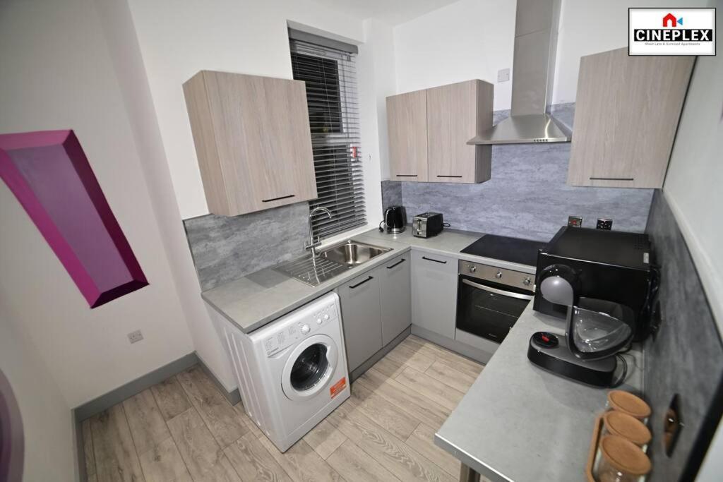 Double Bed Studio Flat With Netflix Flat B Unit C2 Wifi Disney By Cineplex Short Lets Serviced * London
