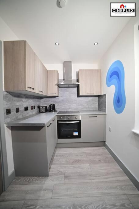 Double Bed Studio Flat With Netflix Flat B Unit C2 Wifi Disney By Cineplex Short Lets Serviced Apartment