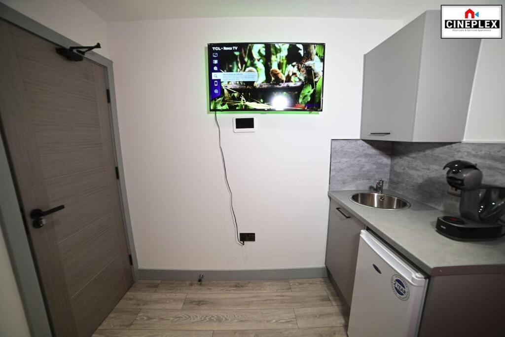 Apartment Double Bed Studio Flat With Netflix Flat B Unit C2 Wifi Disney By Cineplex Short Lets Serviced *