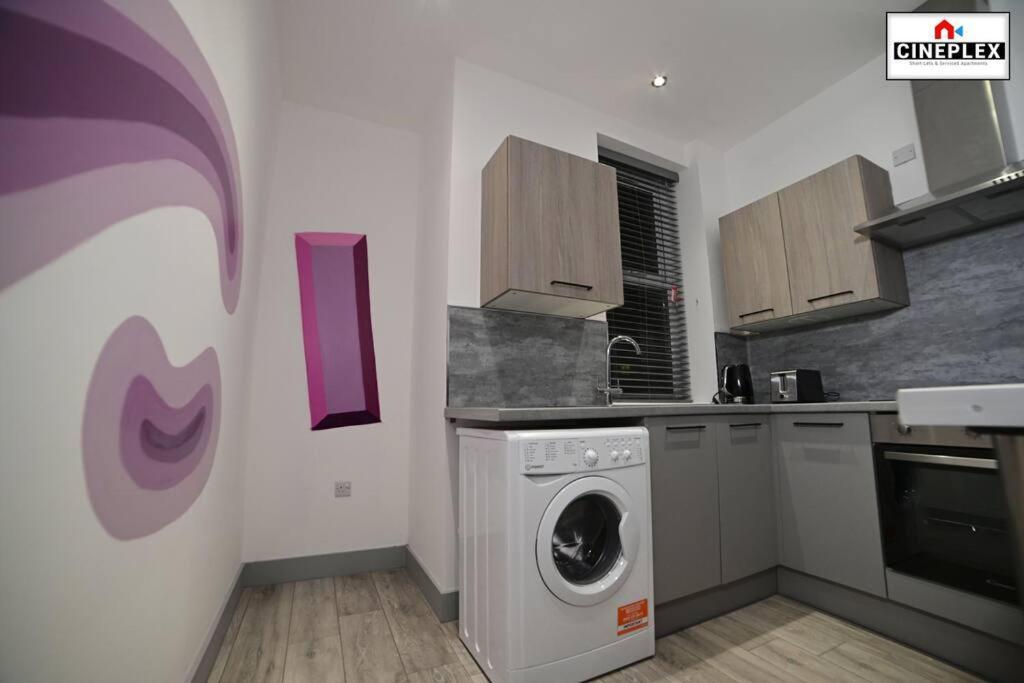 Double Bed Studio Flat With Netflix Flat B Unit C2 Wifi Disney By Cineplex Short Lets Serviced * London