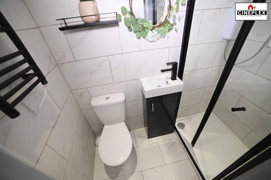 Double Bed Studio Flat With Netflix Flat B Unit C2 Wifi Disney By Cineplex Short Lets Serviced *
