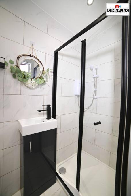 Double Bed Studio Flat With Netflix Flat B Unit C2 Wifi Disney By Cineplex Short Lets Serviced Apartment