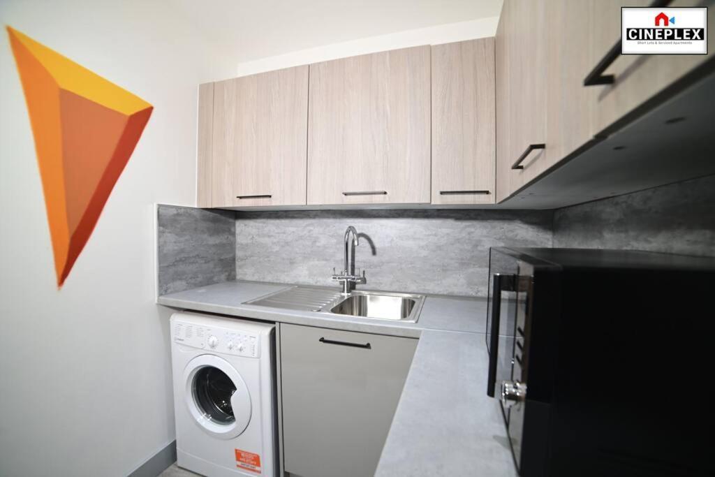 Double Bed Studio Flat With Netflix Flat B Unit C2 Wifi Disney By Cineplex Short Lets Serviced Apartment *