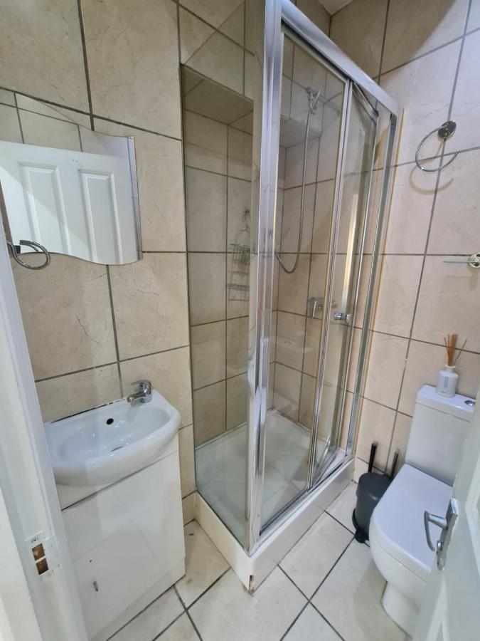 Lovely En-suite Bedroom R7 * Londen