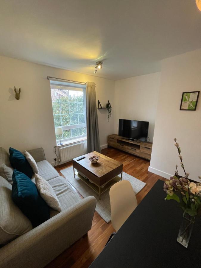 Spacious Flat Opposite The Oval Apartment