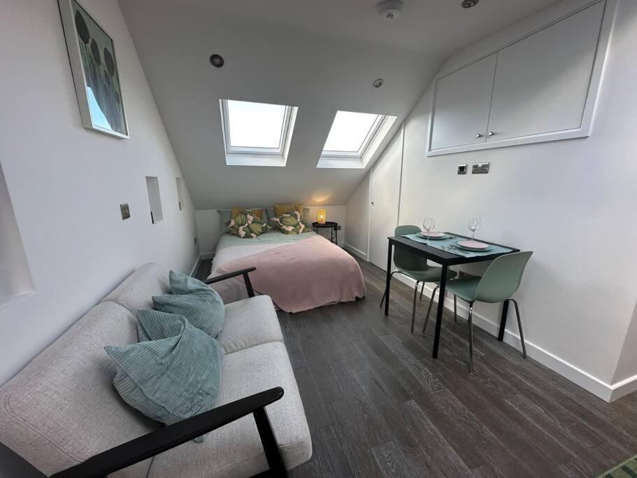 Lovely New Decor Studio - 4 The Southwell Londra