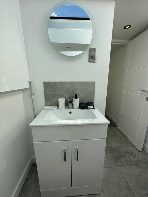 Lovely New Decor Studio - 4 The Southwell * Londra