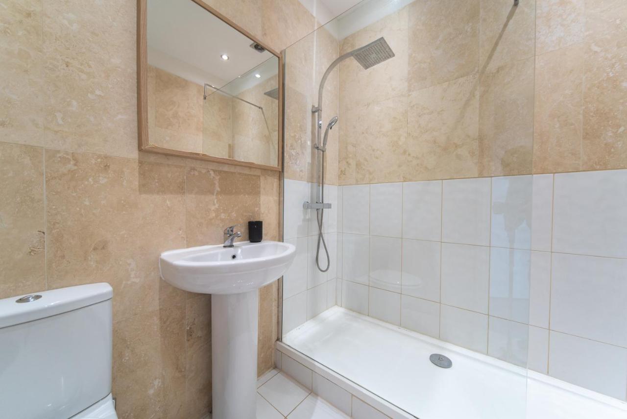 Spacious 2 Bedroom In Downtown Lägenhet