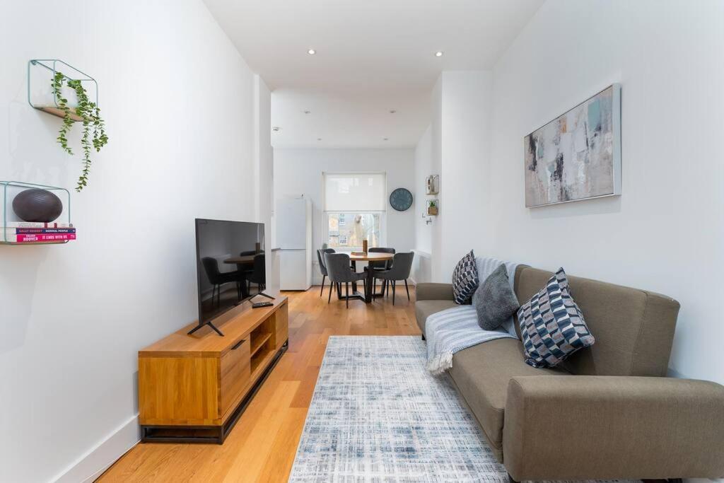 Trendy East Flat Bro1 London