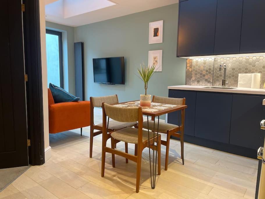Pillow Menu! 1 Bed Garden Flat Finsbury Park Londra