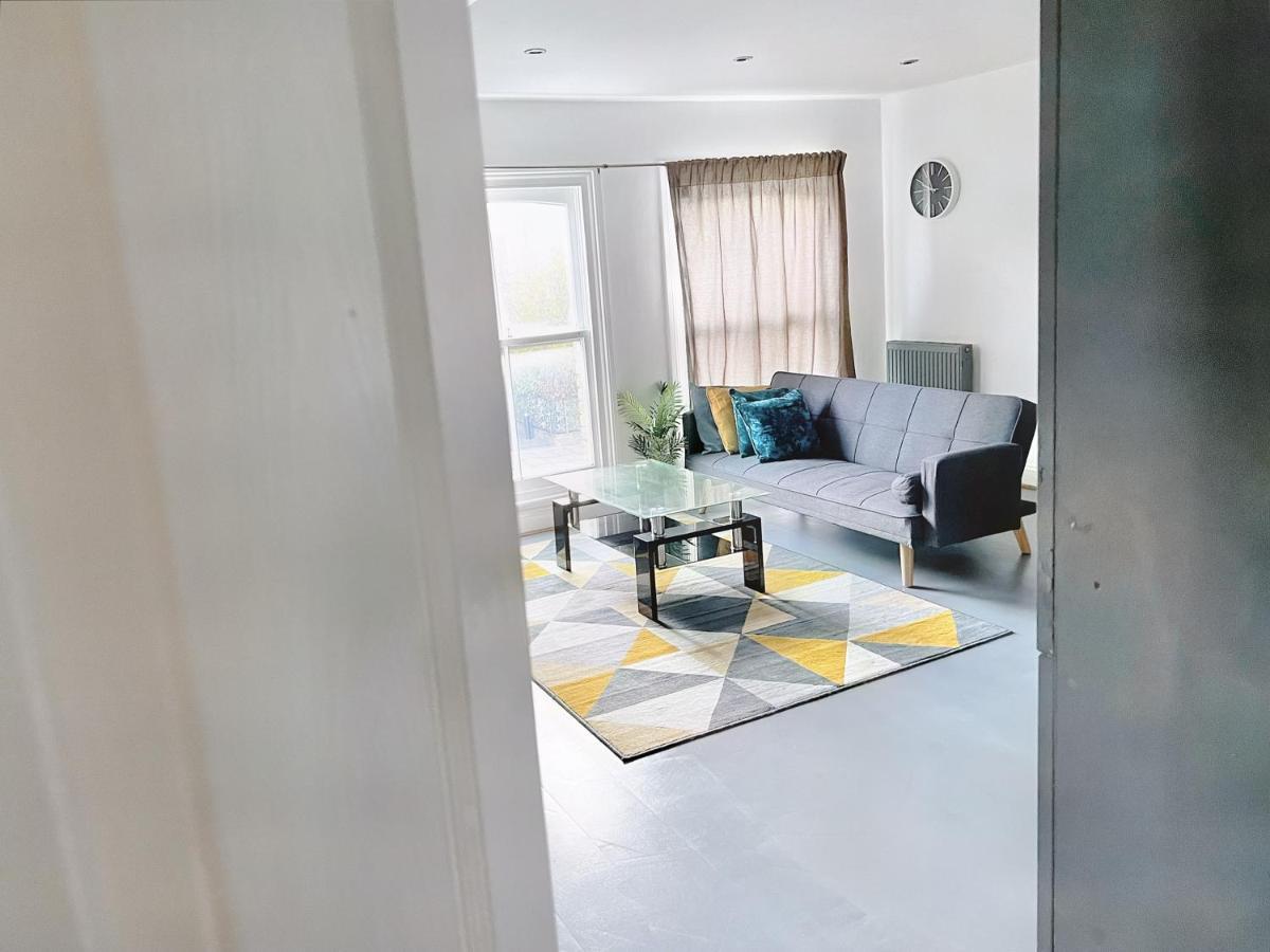 Lovely 2-bedroom Serviced Greater Lägenhet *