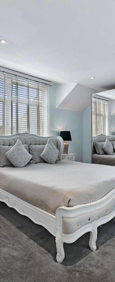 Hampstead Opulence - Luxurious Split Level * London