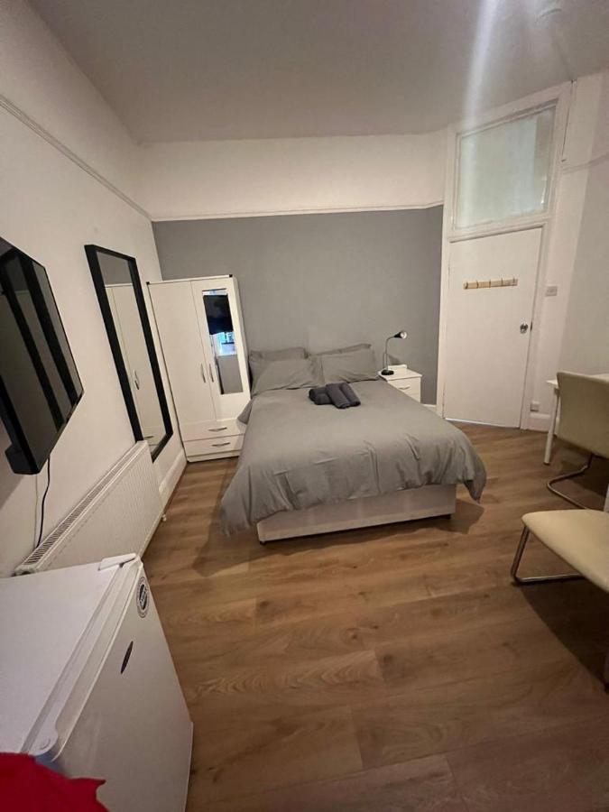Private Self Contained Studio In The Heart Of Golders Appartement